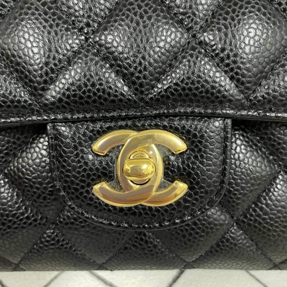 ❌️SOLD❌️ Like New Classic Medium Flap - Picture 9 of 11